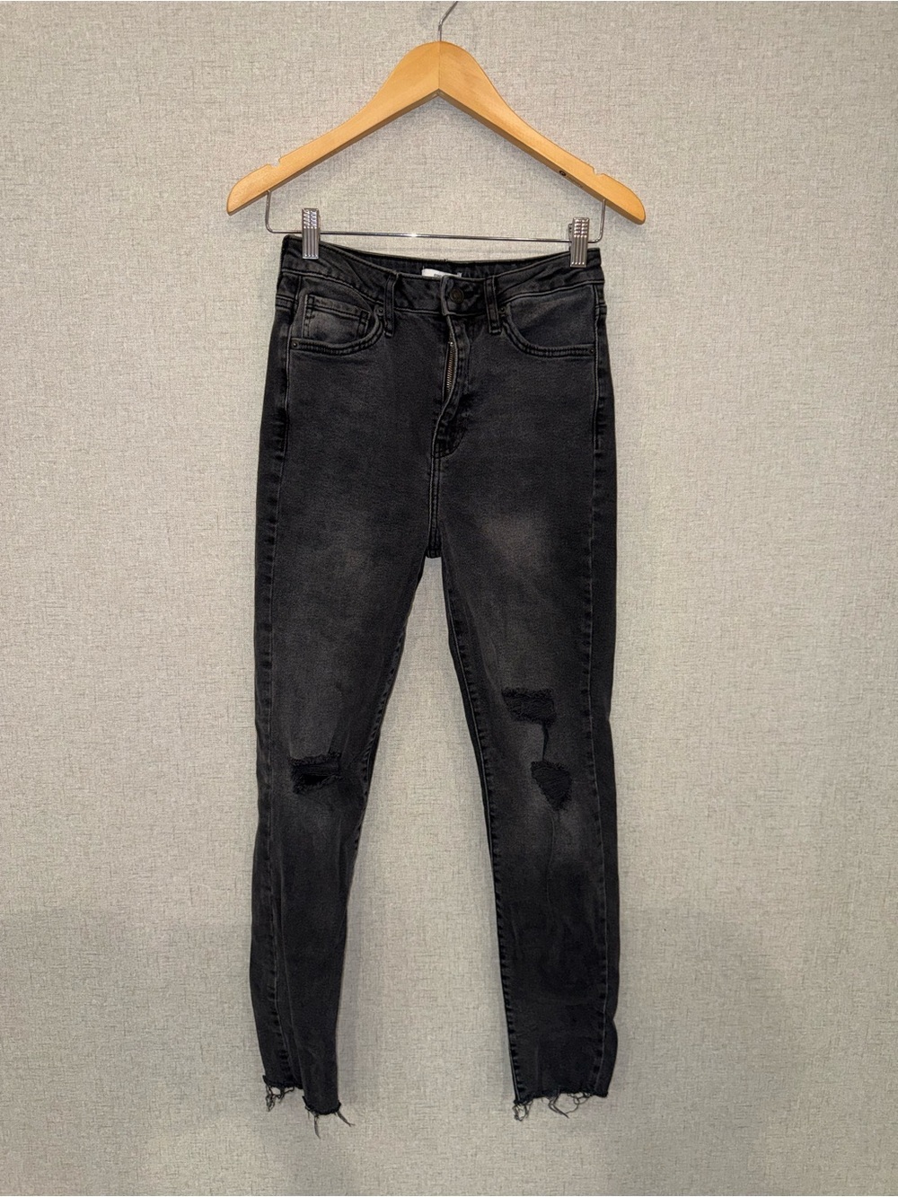 {Forever 21} Women's High-Rise Black Distressed Skinny Jeans